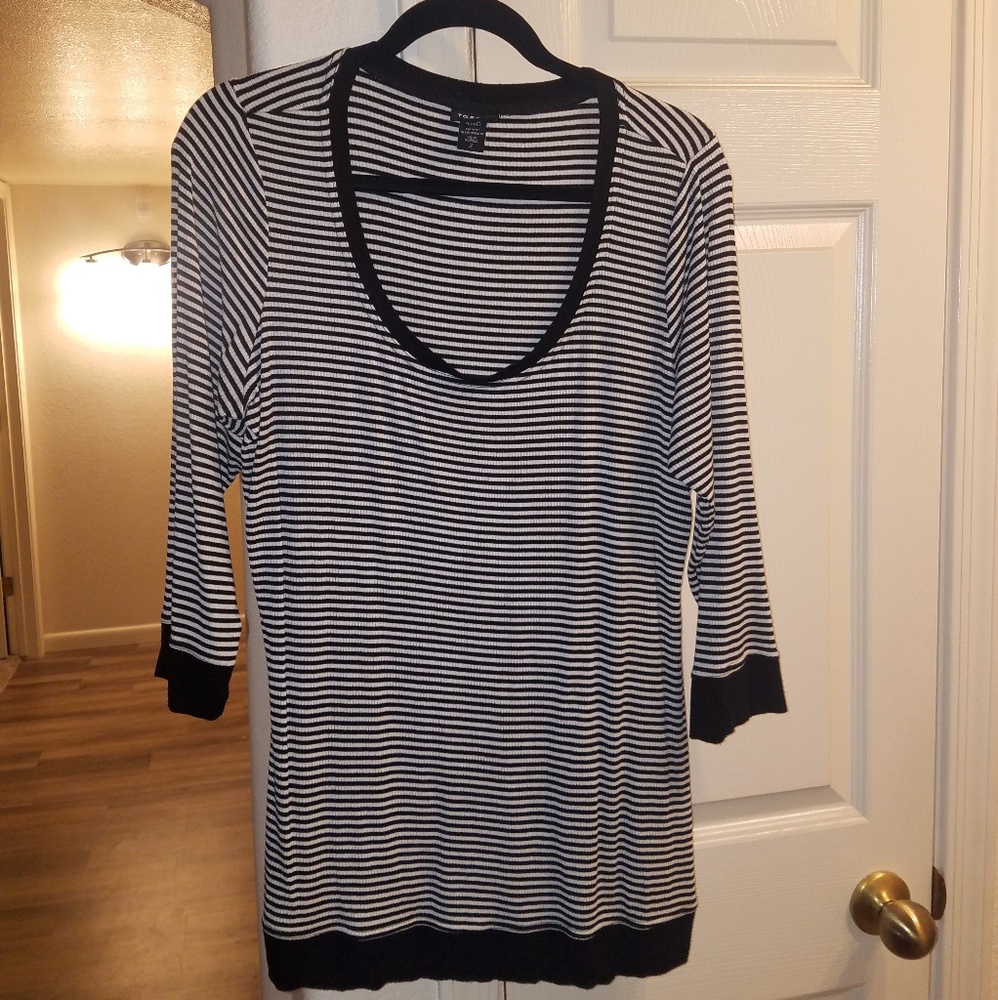 Black and white top - Picture 3 of 3